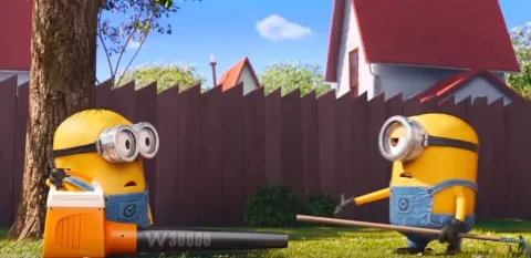 Кадр из фильма Миньоны против газона