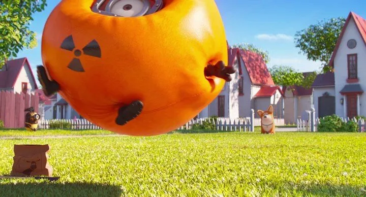 Кадр из фильма Миньоны против газона